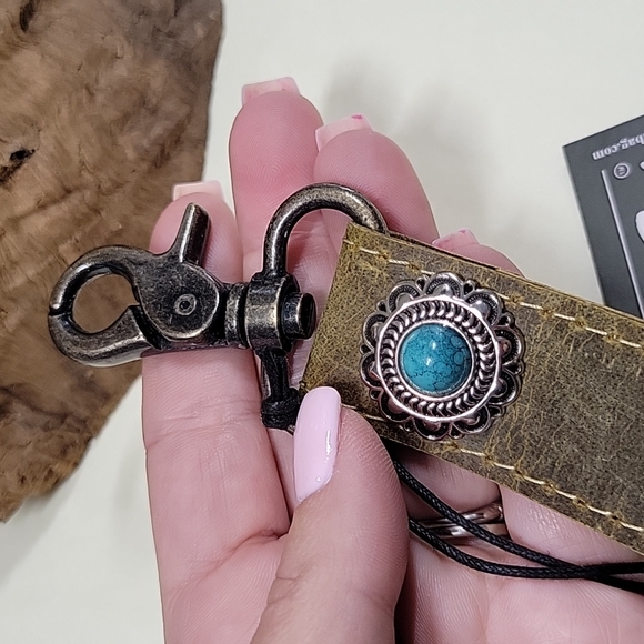 Distressed Leather Wristlet Looped Keychain, concho - Picture 4 of 4